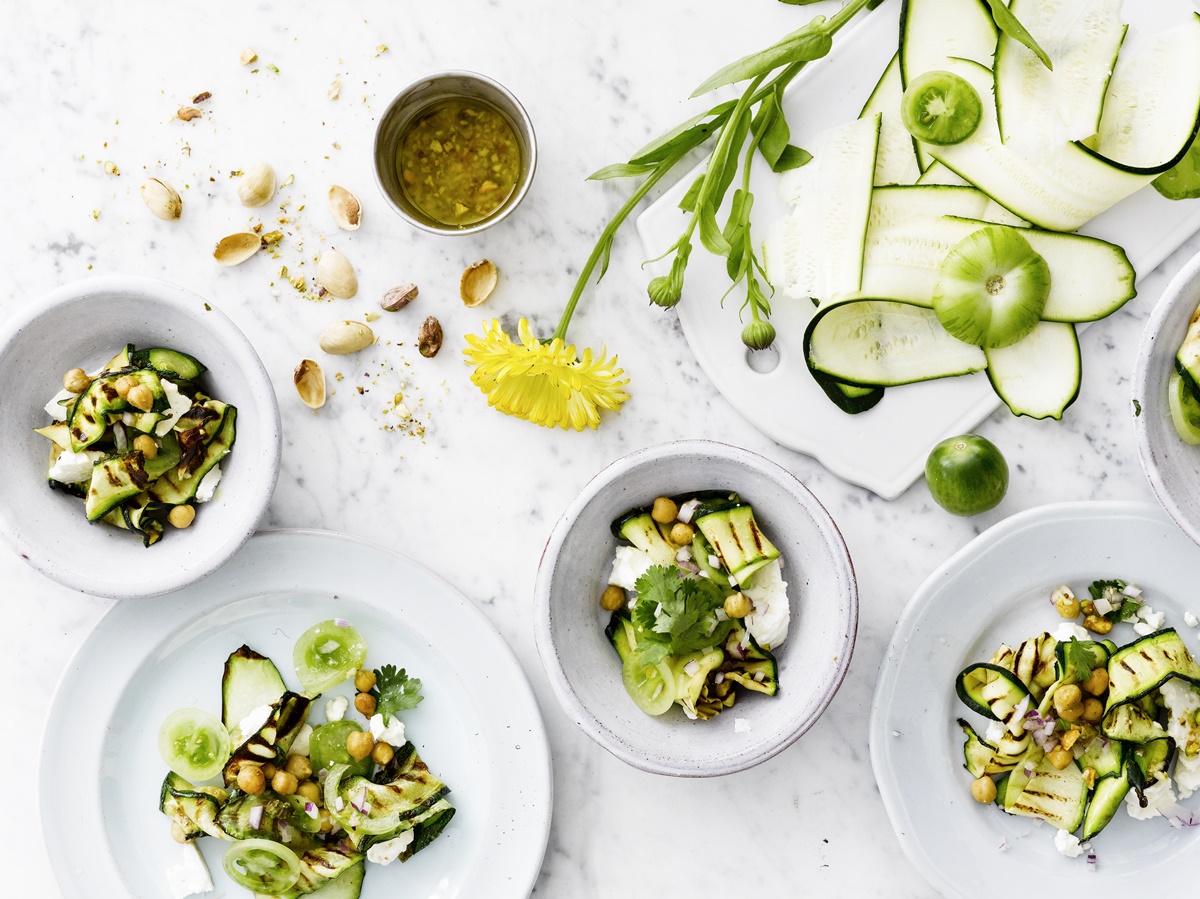 Grillitud suvikõrvits tomatite ja pistaatsiakastmega
