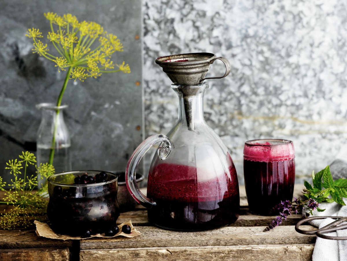 Mustsõstra-piparmündi kihisev jook