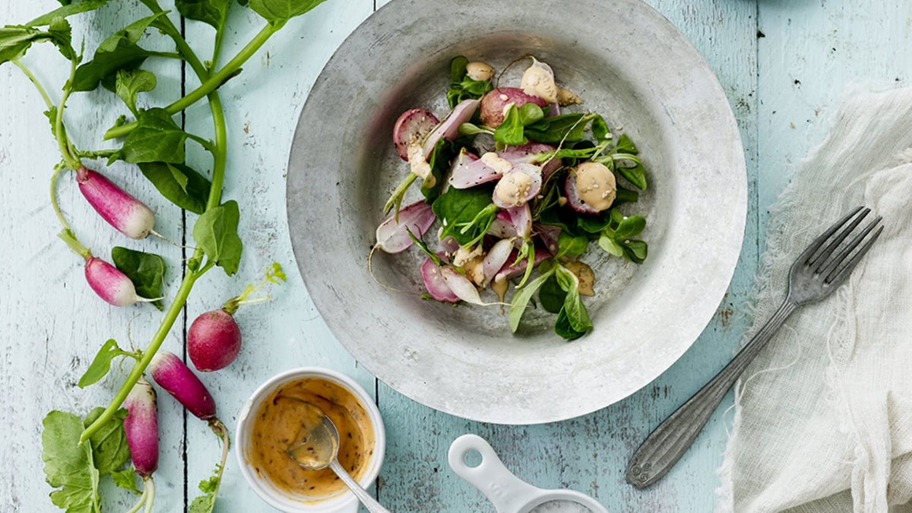 Redisesalat ja seesamikaste